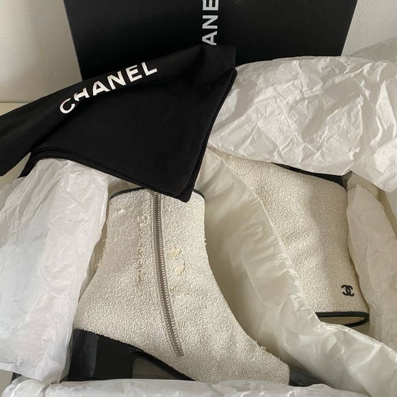 SOLD☄️ON TRADESY DEFECTIVE CHANEL RUNWAY ‘ASTRONAUT’ COLLECTION BOOT - Picture 2 of 15